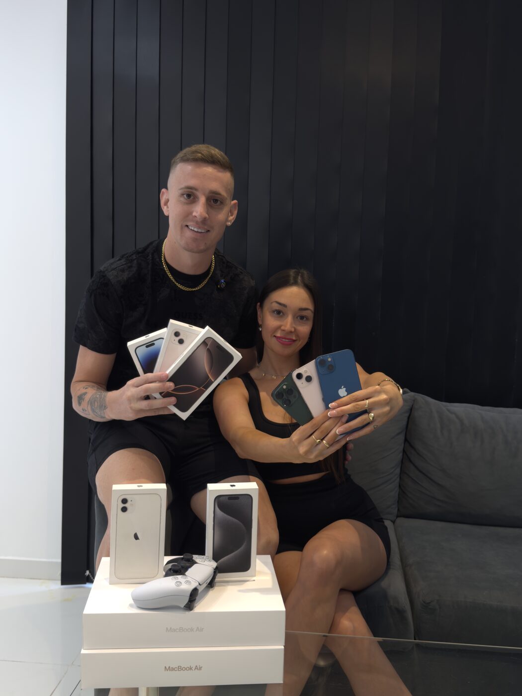 Kevin y Solange con iPhones y MacBooks de Innova Import