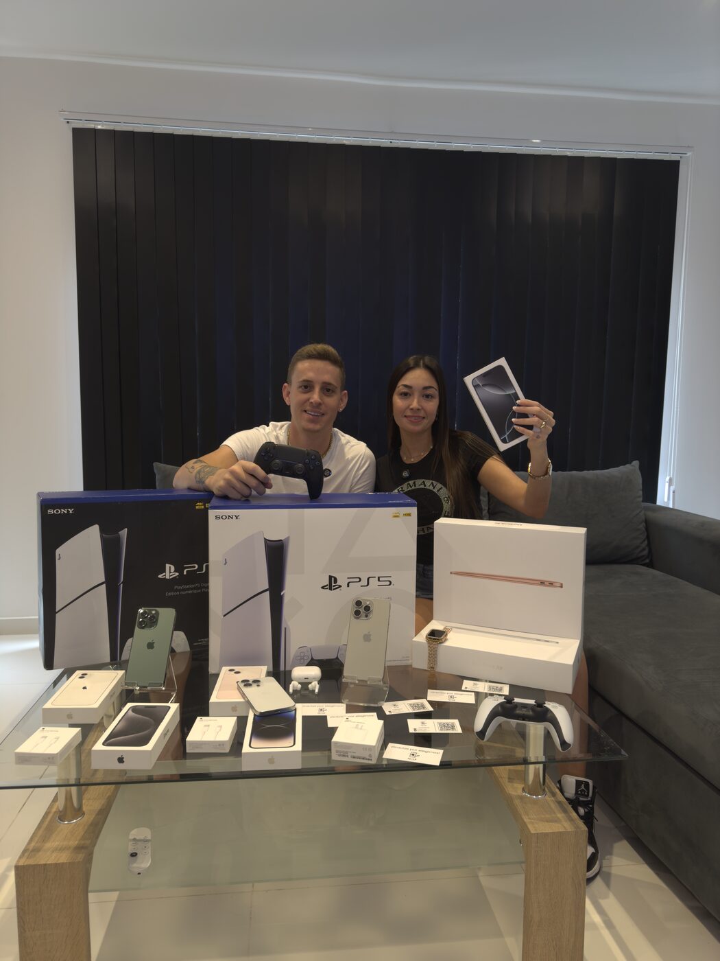 Kevin y Solange con productos Apple y PS5